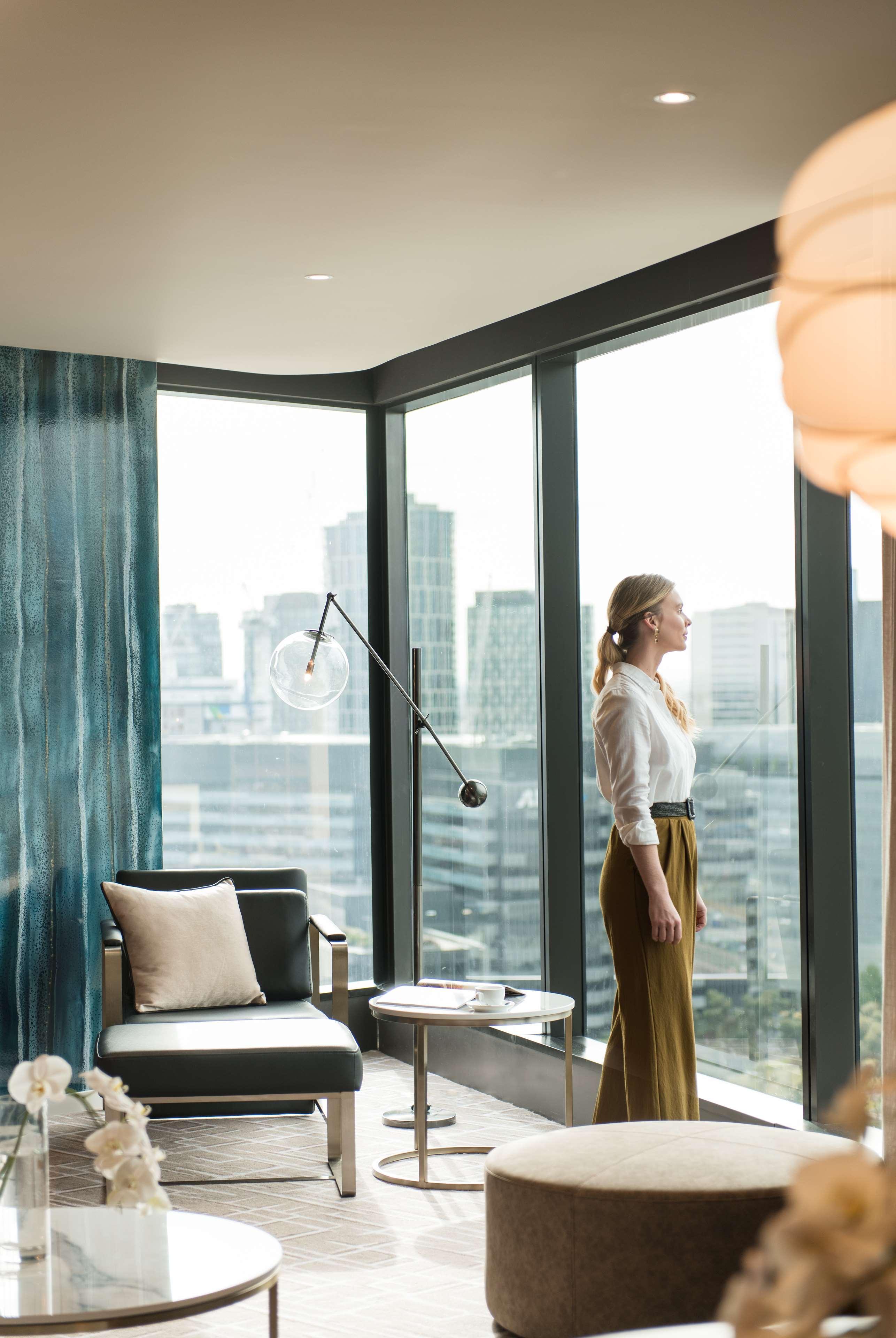 Hotel Pan Pacific Melbourne City Exterior foto A woman standing in front of a window